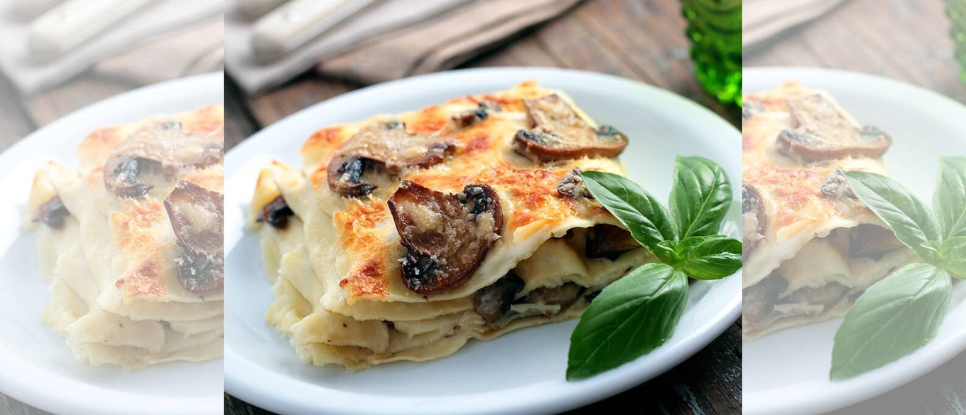 Oksekød- og svampelasagne med mozzarella- og parmesanlåg