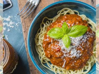 Krydret tomatoksekød med nudler