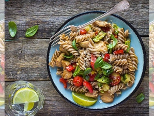 Pastagratin med kylling, broccoli & cherrytomater